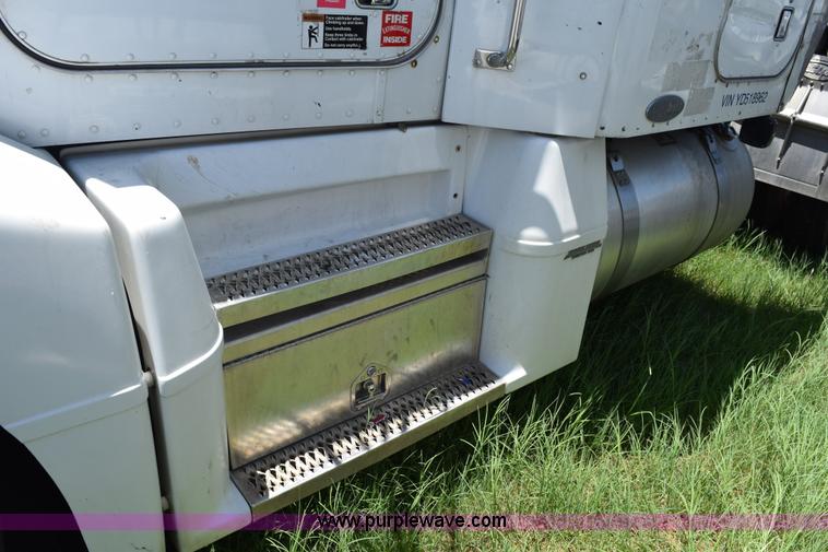 image for item K6140 2000 Peterbilt 377 semi truck