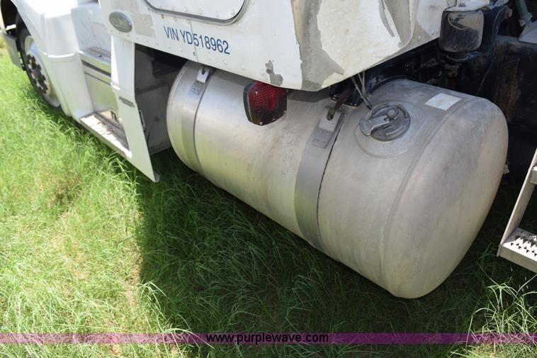 image for item K6140 2000 Peterbilt 377 semi truck