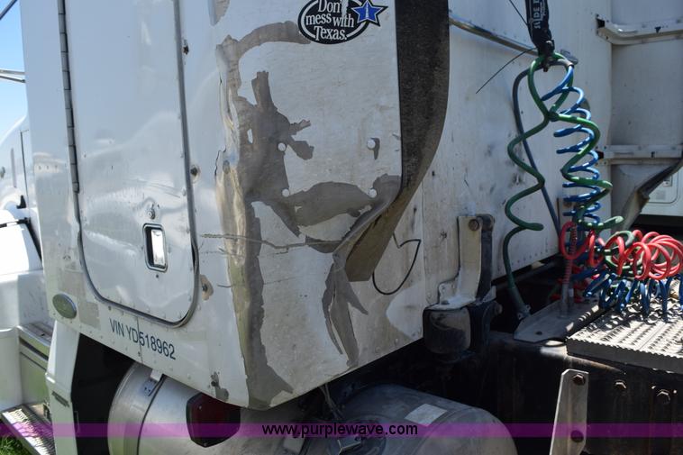 image for item K6140 2000 Peterbilt 377 semi truck