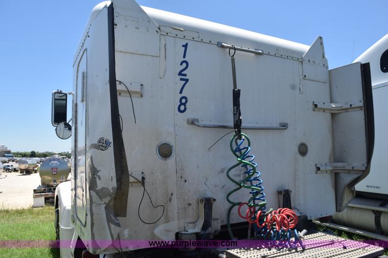 image for item K6140 2000 Peterbilt 377 semi truck