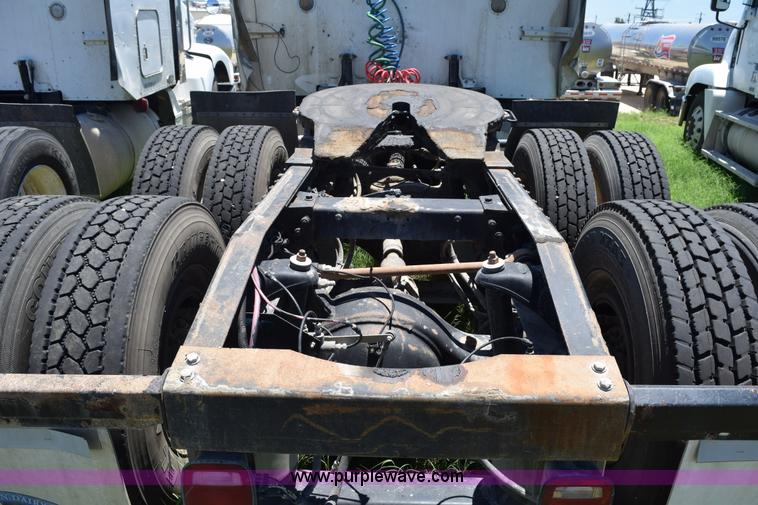 image for item K6140 2000 Peterbilt 377 semi truck