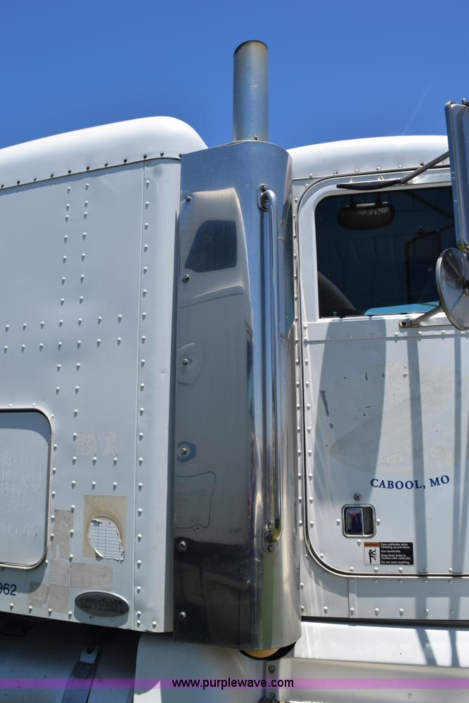 image for item K6140 2000 Peterbilt 377 semi truck