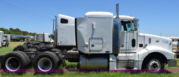 image for item K6142 2000 Peterbilt 377 semi truck