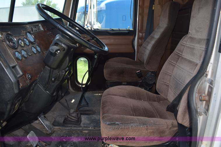 image for item K6142 2000 Peterbilt 377 semi truck