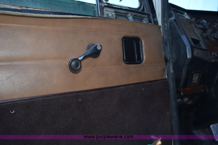 image for item K6142 2000 Peterbilt 377 semi truck