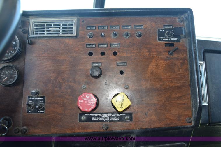 image for item K6142 2000 Peterbilt 377 semi truck