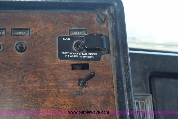 image for item K6142 2000 Peterbilt 377 semi truck