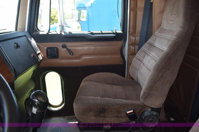 image for item K6142 2000 Peterbilt 377 semi truck