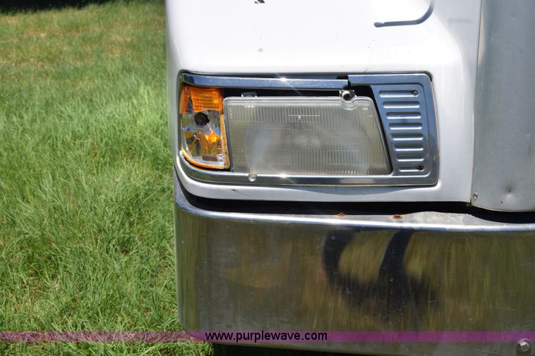 image for item K6142 2000 Peterbilt 377 semi truck