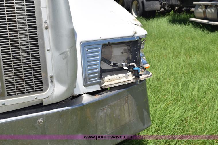 image for item K6142 2000 Peterbilt 377 semi truck