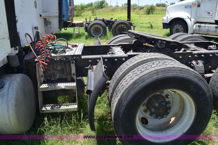 image for item K6142 2000 Peterbilt 377 semi truck