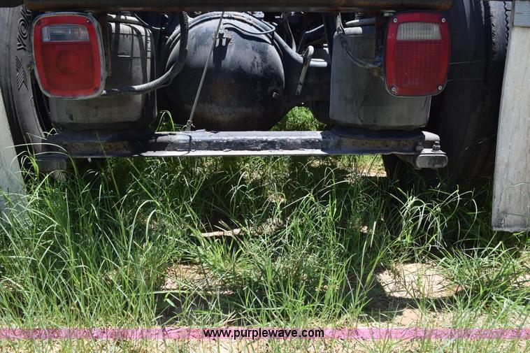 image for item K6142 2000 Peterbilt 377 semi truck