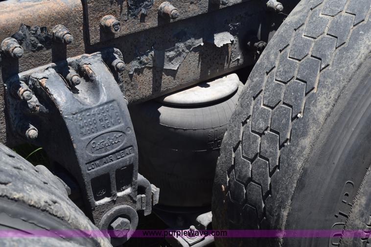 image for item K6142 2000 Peterbilt 377 semi truck