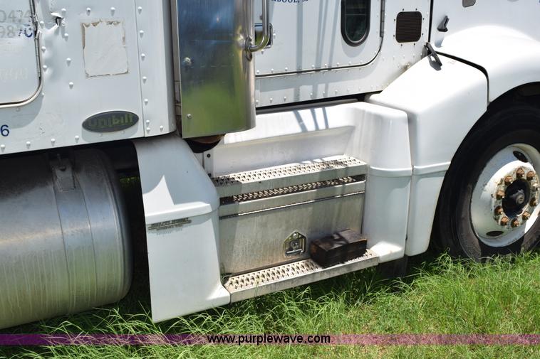 image for item K6142 2000 Peterbilt 377 semi truck