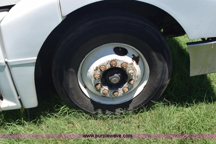 image for item K6142 2000 Peterbilt 377 semi truck