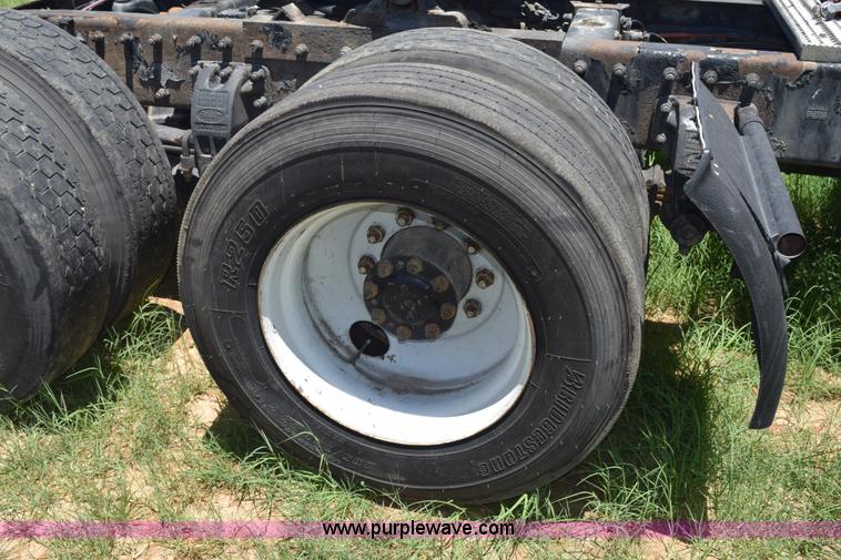 image for item K6142 2000 Peterbilt 377 semi truck