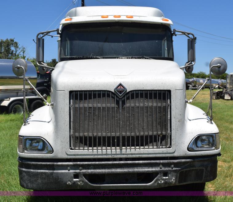 image for item K6143 2007 International 9400i semi truck