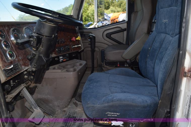 image for item K6143 2007 International 9400i semi truck