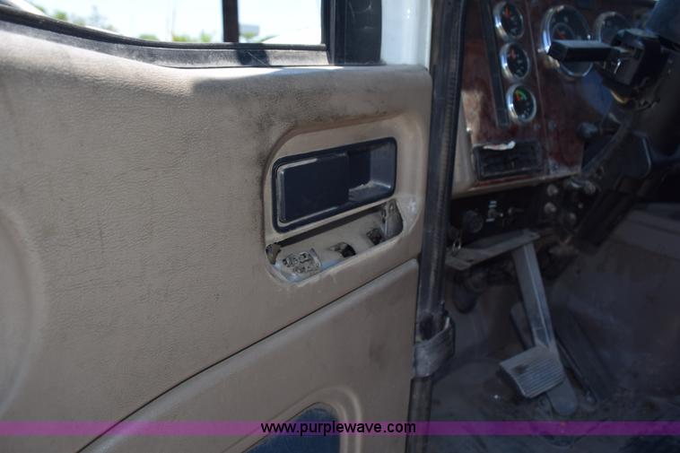 image for item K6143 2007 International 9400i semi truck