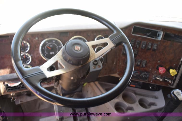 image for item K6143 2007 International 9400i semi truck