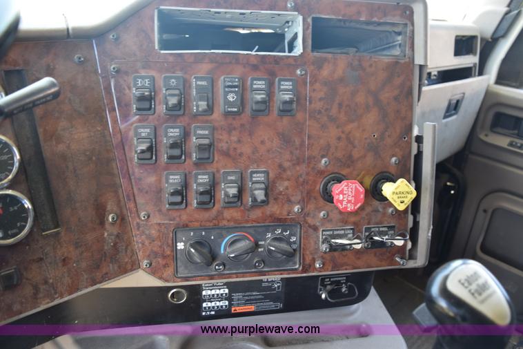 image for item K6143 2007 International 9400i semi truck