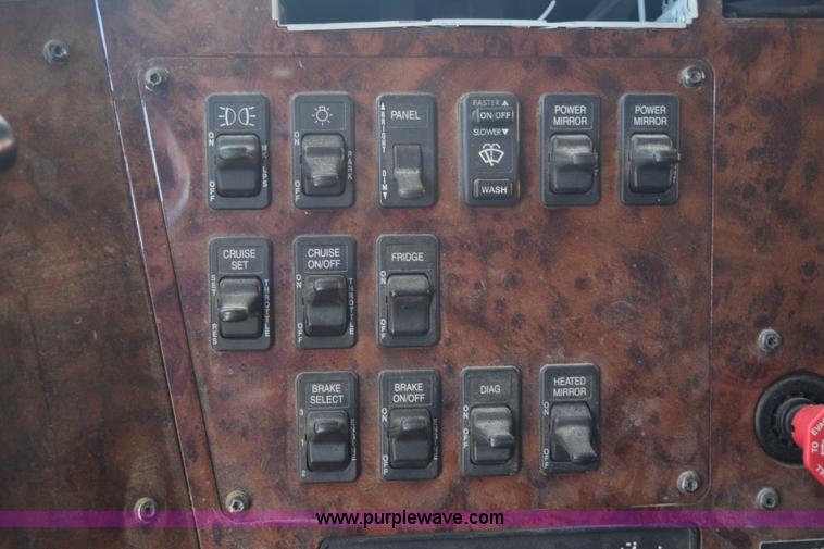 image for item K6143 2007 International 9400i semi truck