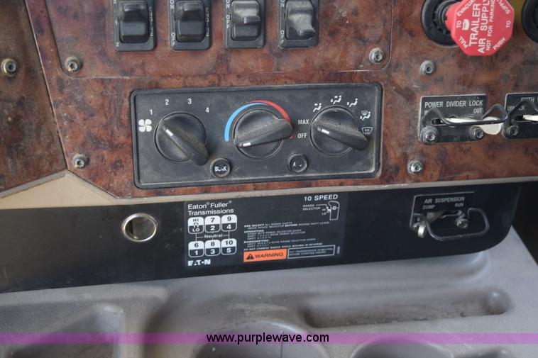 image for item K6143 2007 International 9400i semi truck