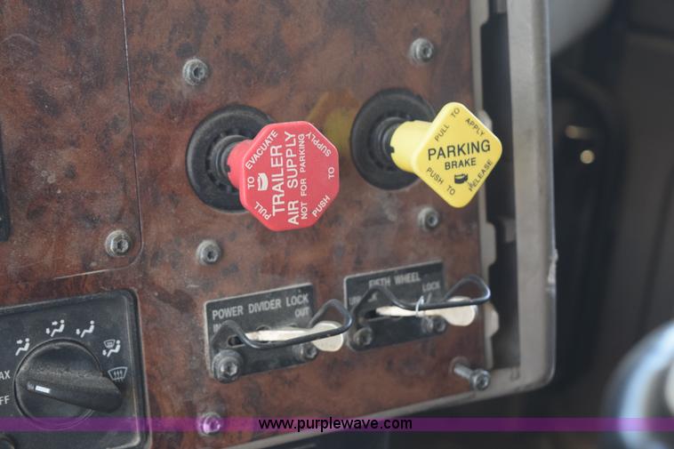 image for item K6143 2007 International 9400i semi truck