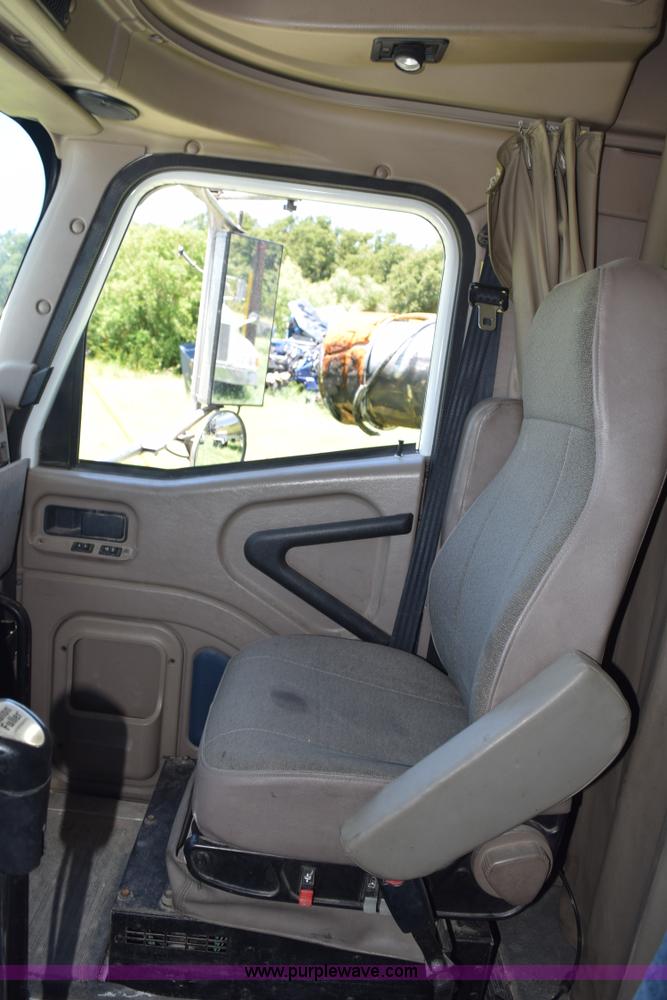 image for item K6143 2007 International 9400i semi truck