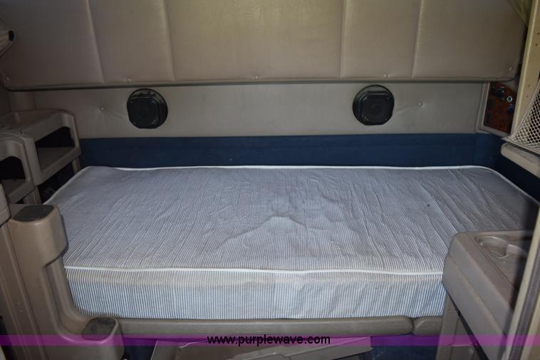 image for item K6143 2007 International 9400i semi truck