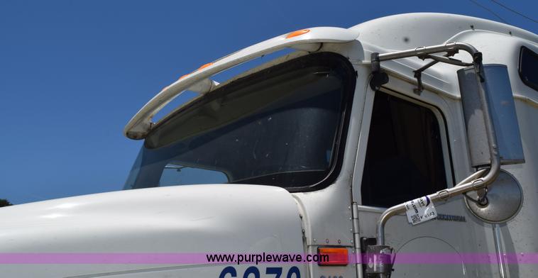 image for item K6143 2007 International 9400i semi truck