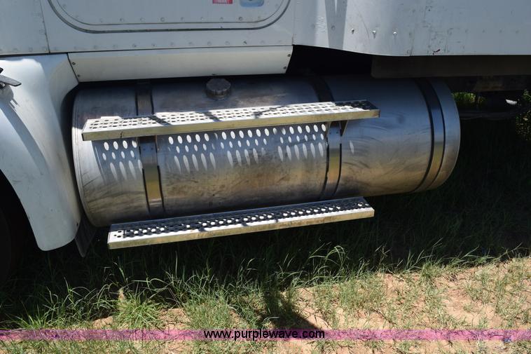 image for item K6143 2007 International 9400i semi truck