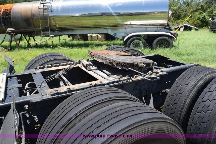 image for item K6143 2007 International 9400i semi truck