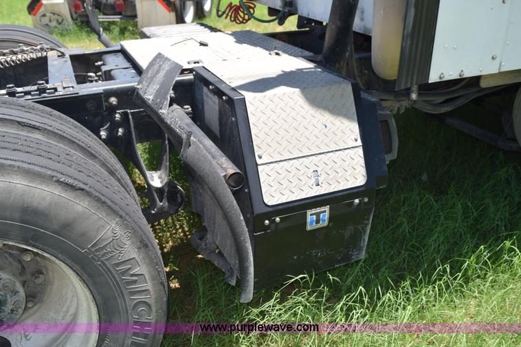 image for item K6143 2007 International 9400i semi truck