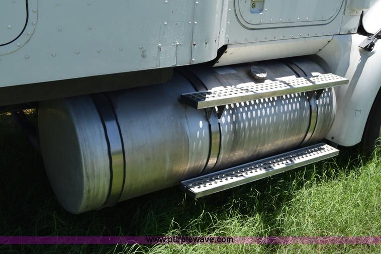 image for item K6143 2007 International 9400i semi truck