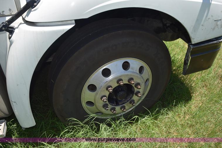 image for item K6143 2007 International 9400i semi truck