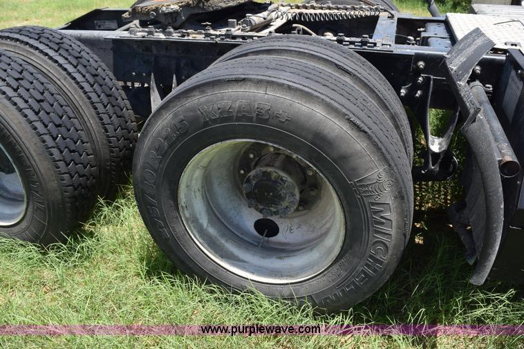 image for item K6143 2007 International 9400i semi truck