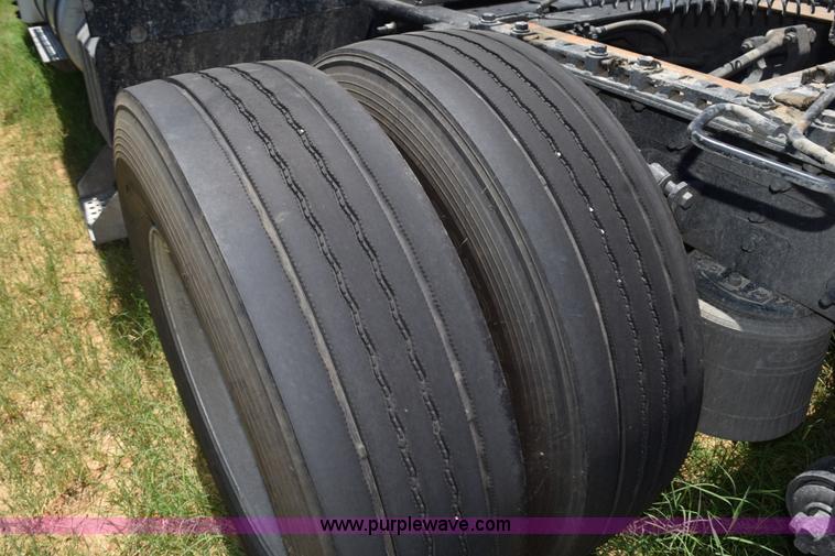 image for item K6143 2007 International 9400i semi truck