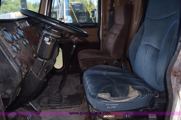 image for item K6145 2000 Peterbilt 377 semi truck