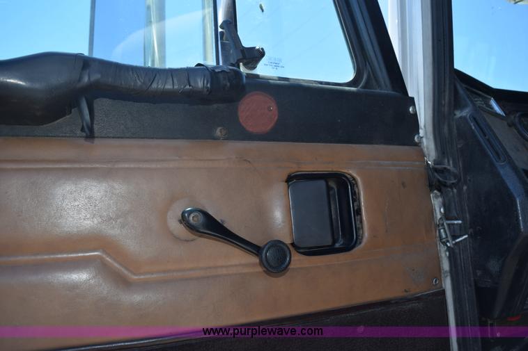 image for item K6145 2000 Peterbilt 377 semi truck