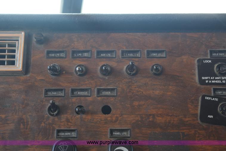 image for item K6145 2000 Peterbilt 377 semi truck