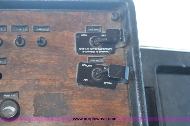 image for item K6145 2000 Peterbilt 377 semi truck