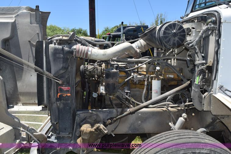 image for item K6145 2000 Peterbilt 377 semi truck