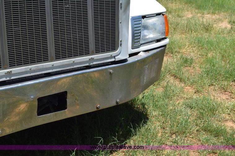 image for item K6145 2000 Peterbilt 377 semi truck