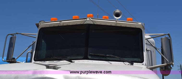 image for item K6145 2000 Peterbilt 377 semi truck