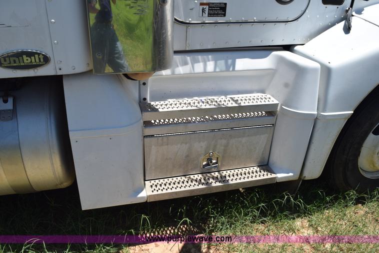 image for item K6145 2000 Peterbilt 377 semi truck