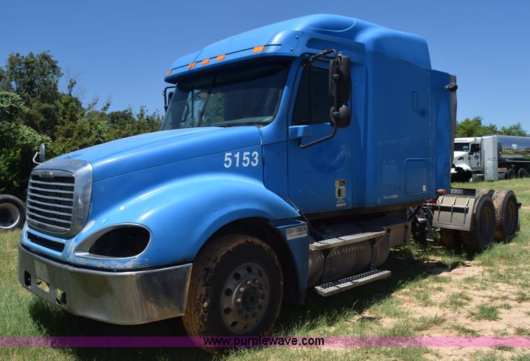 image for item K6146 2003 Freightliner Columbia semi truck