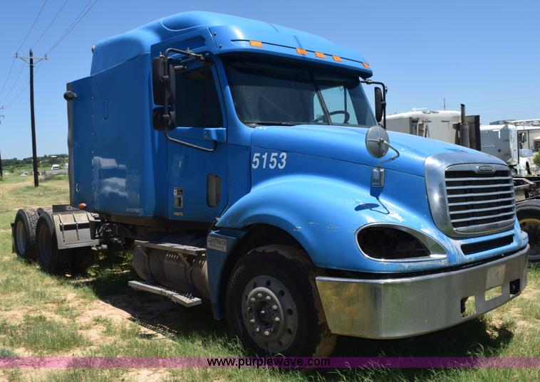 image for item K6146 2003 Freightliner Columbia semi truck