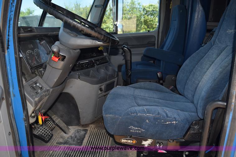 image for item K6146 2003 Freightliner Columbia semi truck