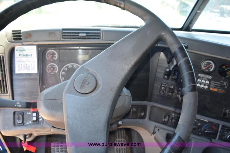 image for item K6146 2003 Freightliner Columbia semi truck